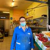 �Qui c�� solo roba di qualit� � sottolinea � dato che proviene dalle campagne nelle quali lavora mio marito. Quando aprii, 25 anni fa, c�ero solo io in quest�area ed � per questo che non ho mai avuto bisogno nemmeno di un fisso, perch� tanto il mio era il �fruttivendolo del quartiere��